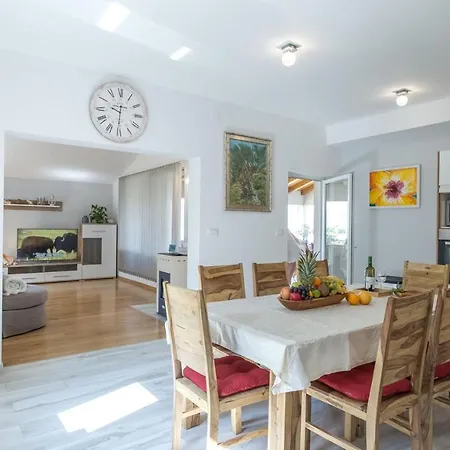Beachfront House Kaliope בית נופש *