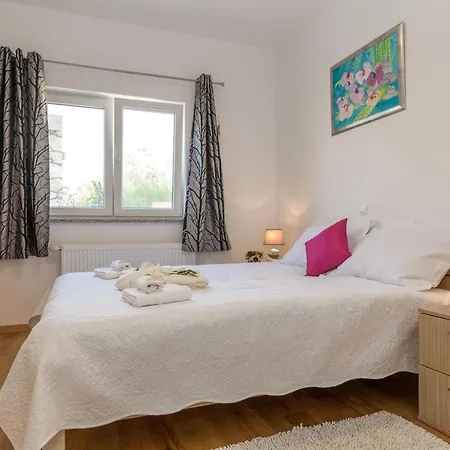 Beachfront House Kaliope בית נופש *